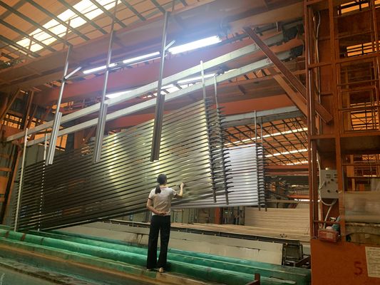 سعر جيد خط إنتاج الألومنيوم ذو الأداء العالي 2000T / M للنافذة متصل
