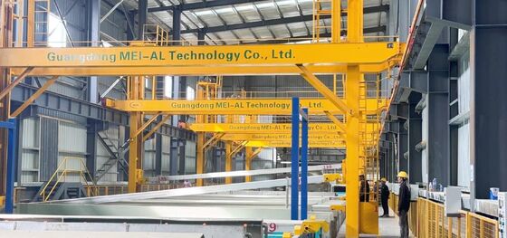 سعر جيد خط إنتاج أوتوماتيكي 800T / الشهر للألومنيوم مع حجم قابلة للتخصيص 1-6500mm ومعدات معالجة السطح المقاومة للجفاف ممتازة الانترنت
